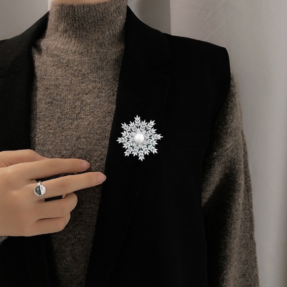 Snowflake White Gold Plated Copper Brooch Snowflake Zircon Stone Brooch Pin - Picture 3 of 4